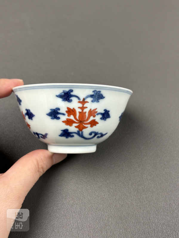 清乾隆 青花矾红宝相花纹杯一对 - 图4